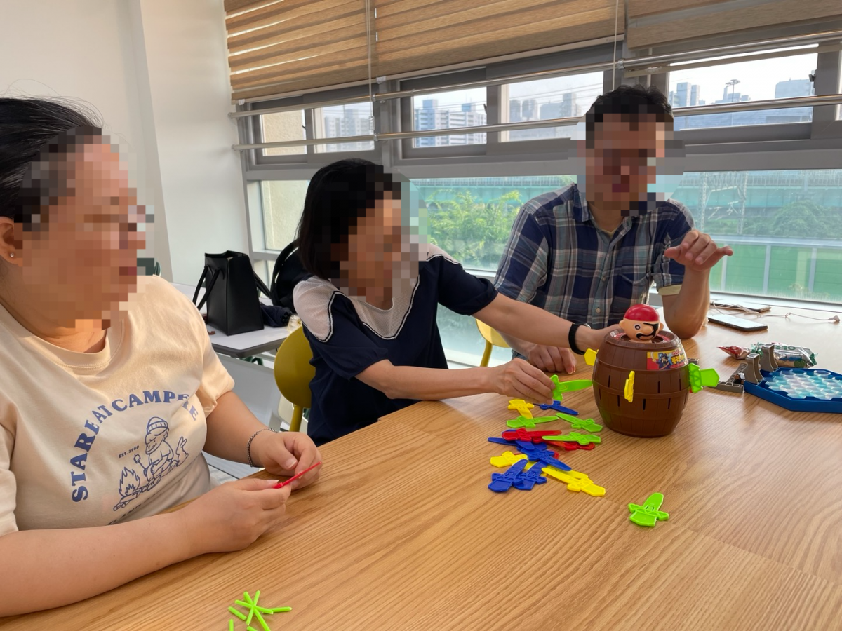 고립 중장년들이 서울 구로구 화원종합사회복지관과 서울 송파구 삼전종합사회복지관에서 운영 중인 ‘중장년 1인 가구 사회참여 프로젝트’에 참여하고 있다. 보드게임을 하며 관계를 형성하는 모습. 화원종합사회복지관 제공