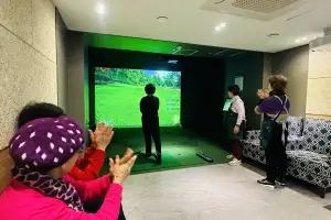 스크린골프에 메타버스까지… 아주 힙한 강남 노인복지관