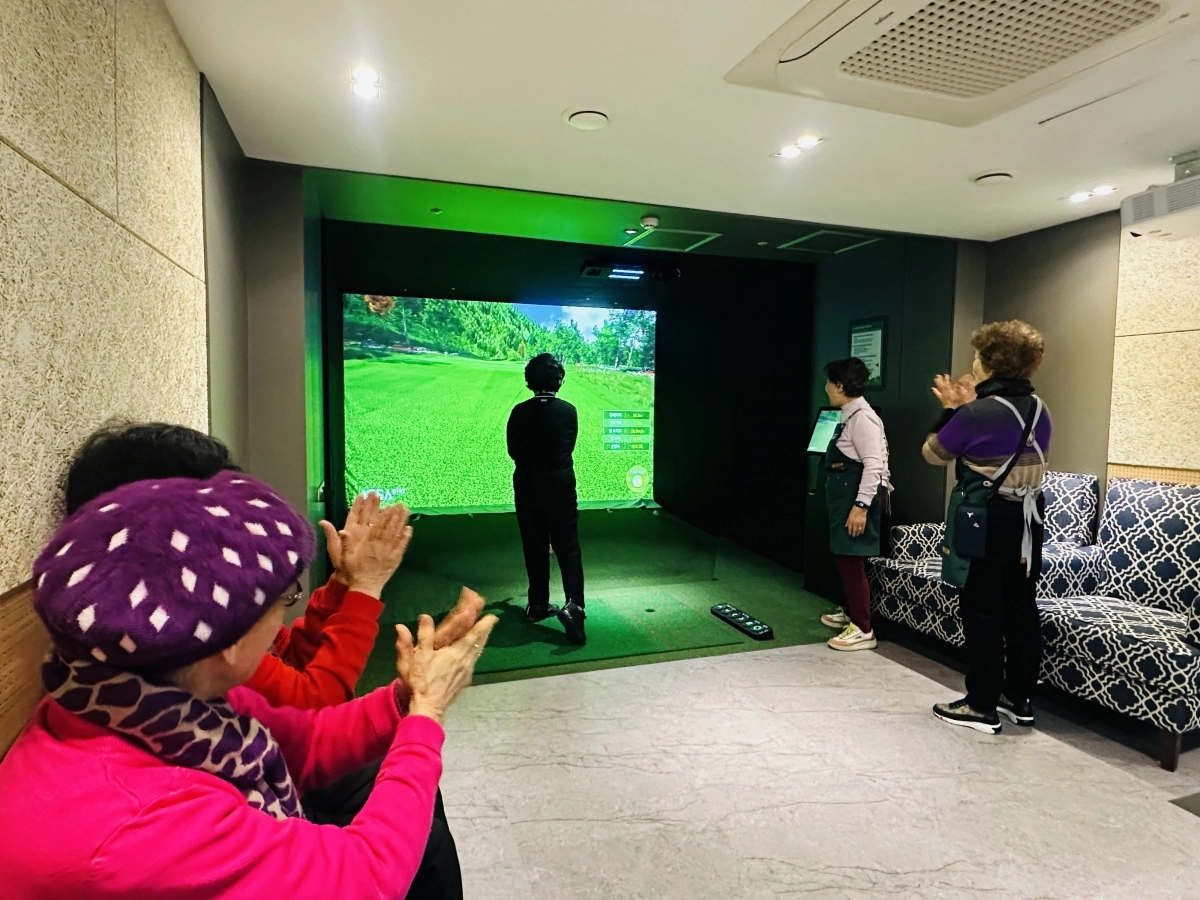 지난 12일 다시 문을 연 서울 강남구 강남노인종합복지관에서 어르신들이 스크린파크골프를 즐기고 있다. 강남구 제공