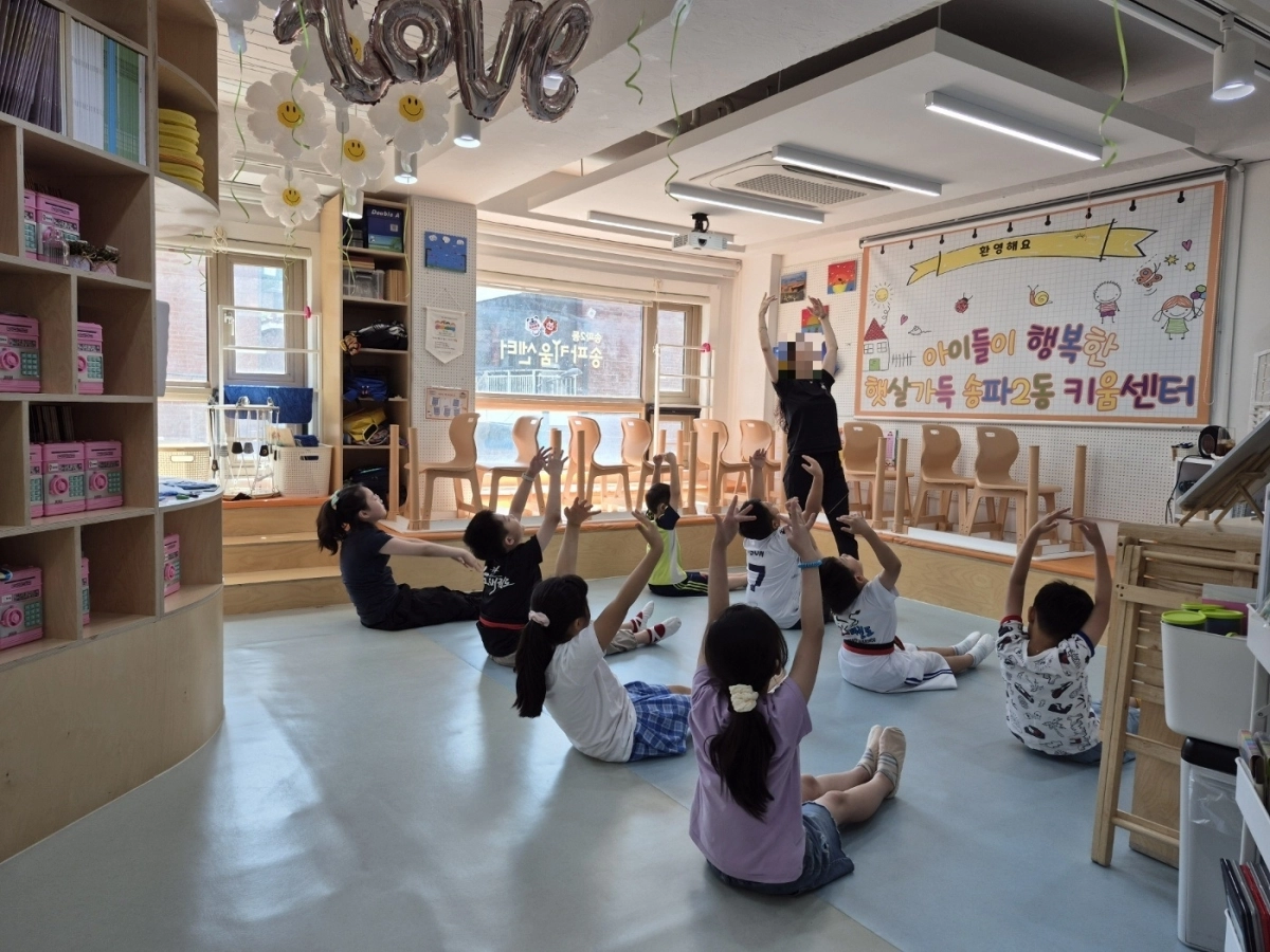 서울 송파구의 일자리 사업인 ‘신중년 사회공헌활동 지원사업’ 참가자가 아이들을 대상으로 발레를 가르치고 있다. 송파구 제공