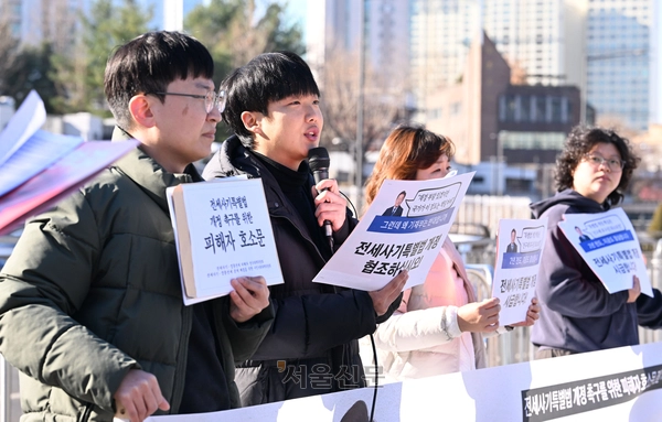 사회적 참사라고 할 수 있는 ‘전세사기’ 피해자의 고통은 현재진행형이다. 전세사기·깡통전세 피해자 전국대책위원회 및 시민단체 관계자들이 서울 용산구 대통령실 앞에서 피해자 호소문을 전달하고 있다. 서울신문DB