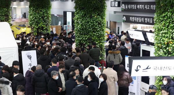 오는 29일로 1주기를 맞는 무안공항 제주항공 여객기 참사 당시 사고 현장 인근에 마련된 합동분향소에서 시민들이 희생자를 애도하고 있다. 연합뉴스