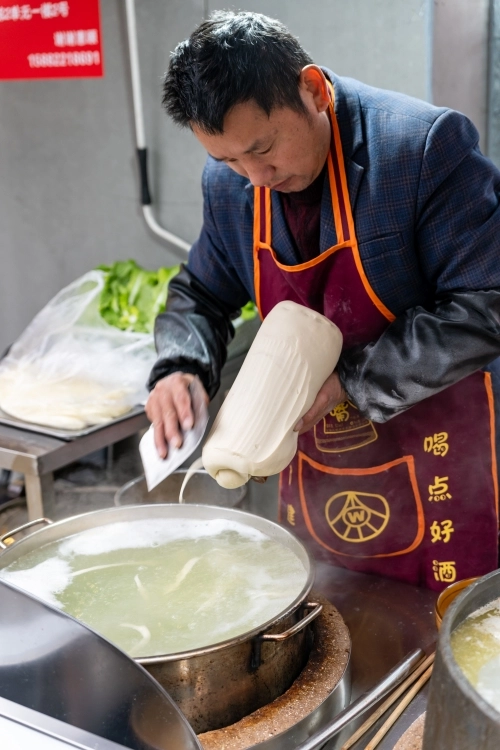 중국 쓰촨성 청두 재래시장에 있는 한 식당에서 ‘도삭면’을 만들고 있는 모습. 커다란 밀가루 반죽 덩어리를 한 손에 들고 전용 칼로 빗어 내듯 깎는다.