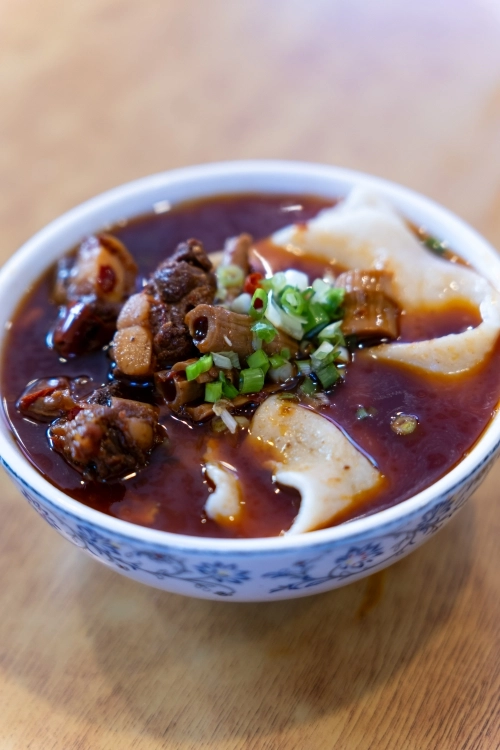 반죽을 넓게 펴서 만드는 푸가이멘(포개면). 한국의 수제비와 비슷하며 쓰촨을 대표하는 면 요리 중 하나다.