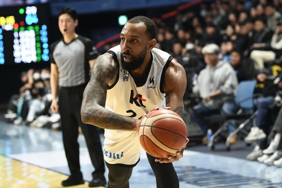 데릭 윌리엄스가 16일 경기 고양소노아레나에서 열린 2025~26 프로농구 고양 소노와 수원 kt의 경기에서 패스를 시도하고 있다. 2025.12.16 KBL 제공