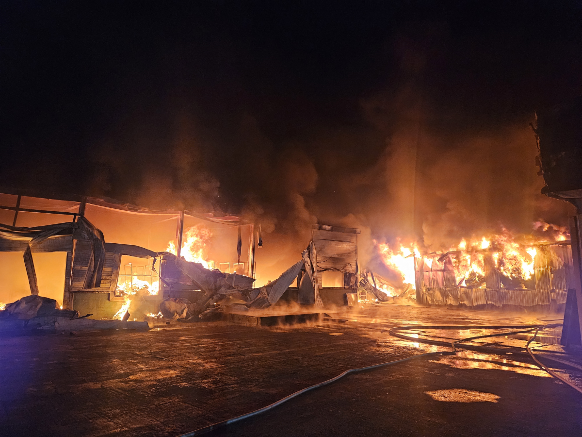 지난 16일 오후 8시 20분쯤 대구 달성군 하빈면 한 이불공장에서 불이 나 6시간 여 만에 진화됐다. 대구소방안전본부 제공
