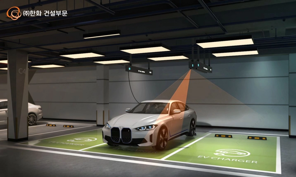 ㈜한화 건설부문이26년부터 한화포레나 단지에 적용하는 차세대 천장형 전기차 충전 시스템 ‘EV에어스테이션’. ㈜한화 건설부문 제공