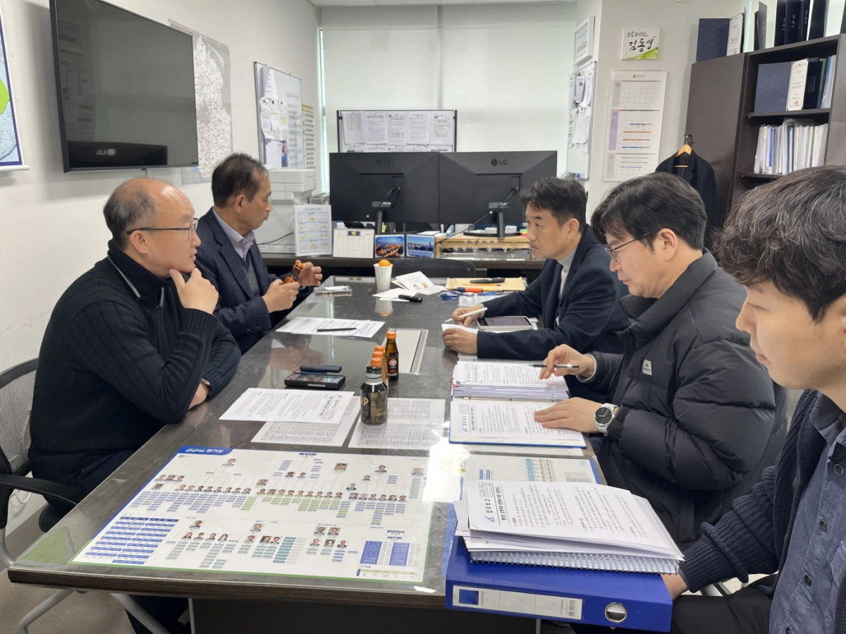 김동영 의원이 15일 김창식 의원과 함께 경기도 철도항만물류국으로부터 서울교통공사의 별내선 운행계획 변경에 대한 동향을 보고받고 있다.(사진=경기도의회)