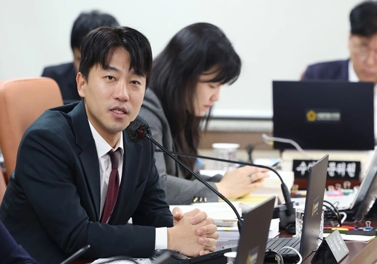 질의하는 이희원 의원