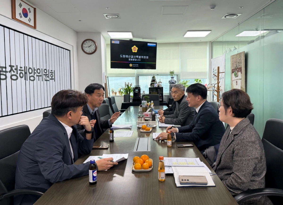 윤종영 의원이 12일 경기북부특별자치도추진단과 회의를 갖고, 2026년도 예산안과 ‘경기북부 대개발2040’ 계획의 실행력 확보 방안을 논의하고 있다.(사진=경기도의회)