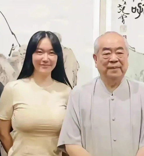 중국을 대표하는 거장 화가 중 한 명인 판쩡(87)이 50세 연하의 아내와 득남 소식을 알리면서, 기존 자녀들과는 모든 관계를 끊겠다고 공식 선언해 눈길을 끌고 있다. 웨이보