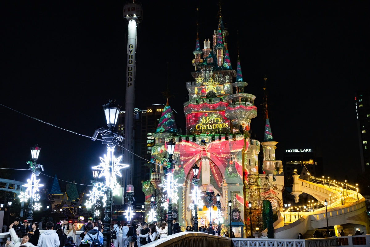 성탄을 앞두고 화려하게 변신한 롯데월드 매직아일랜드. 롯데월드 제공.