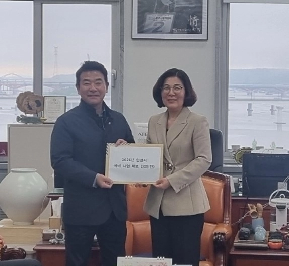 김보라 안성시장이 지난 4월 22일 박정 국회 예산결산특별위원장을 만나 지역 핵심 현안 사업에 대한 국비 지원을 요청했다. (안성시 제공)