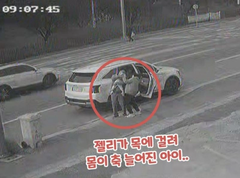 젤리가 목에 걸려 의식을 잃은 아기가 지나가던 여경의 응급처치로 목숨을 건졌다. 강원경찰청 인스타그램 캡처