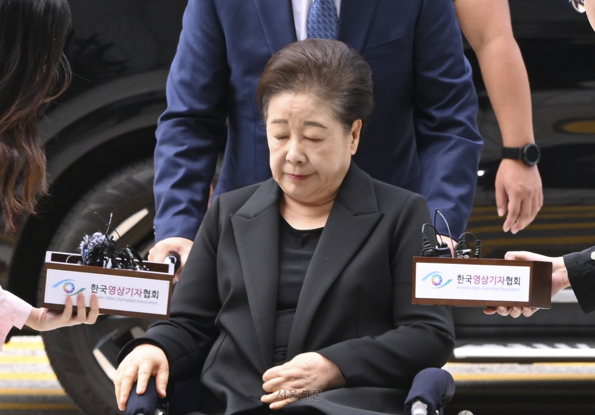 불법 정치자금 전달 혐의 등을 받고 있는 한학자 통일교 총재가 22일 서울 서초구 서울중앙지방법원에서 구속 전 피의자 심문(영장실질심사)에 출석하고 있다. 2025.9.22 이지훈 기자