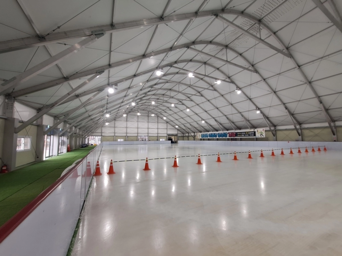 경북 울진군 황피천공원 빙상장 내부 전경. 울진군 제공