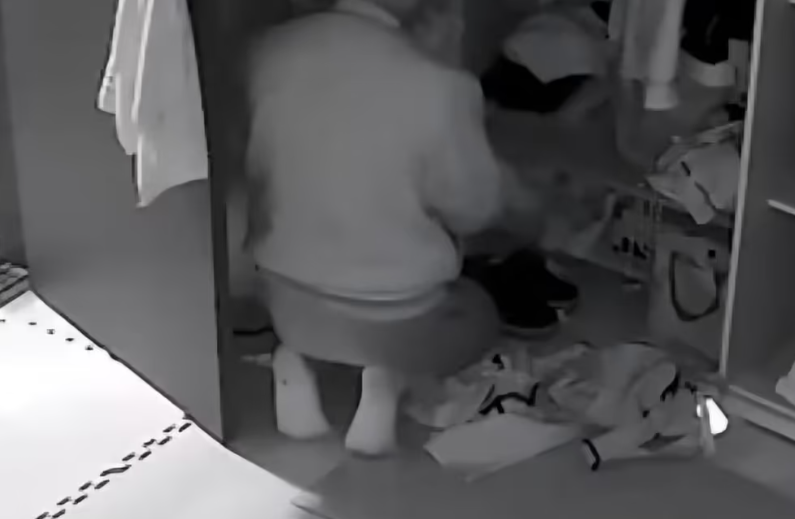 지난 5월 27일 0시 57분쯤 경북 안동의 한 아파트를 무단침입한 스토킹 범죄 피의자 30대 A씨가 피해자의 옷장을 뒤지고 있는 모습이 홈캠에 찍혔다. 2025.6.19 뉴스1 (독자 제공)