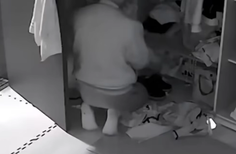 지난 5월 27일 0시 57분쯤 경북 안동의 한 아파트를 무단침입한 스토킹 범죄 피의자 30대 A씨가 피해자의 옷장을 뒤지고 있는 모습이 홈캠에 찍혔다. 2025.6.19 뉴스1 (독자 제공)