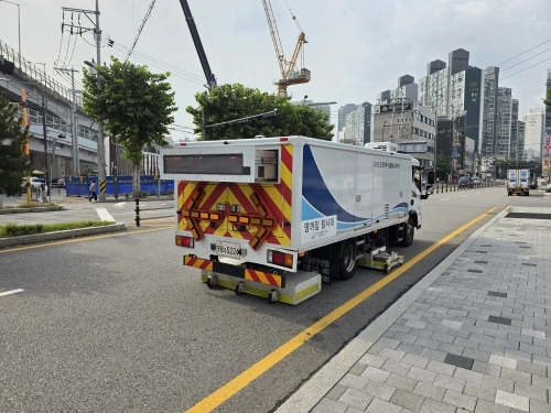 서울 성북구 장위동 일대 도로 위로 차량형 지표투과레이더(GPR) 장비가 이동하며 공동 조사를 하는 모습. 성북구 제공