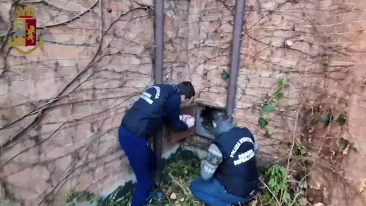 이탈리아 경찰 소속 포렌식 요원 2명이 2019년 12월 11일 여인의 초상이 숨겨져 있던 리치 오디 갤러리 건물 외벽의 빈 공간을 살펴 보고 있다.  서울신문 DB.