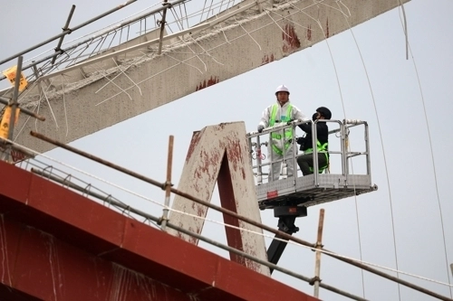 16일 오후 광주 서구 치평동 광주대표도서관 붕괴 사고 현장에서 국립과학수사연구원ㆍ경찰 등 관계기관이 합동 감식하고 있다. (연합뉴스 제공)