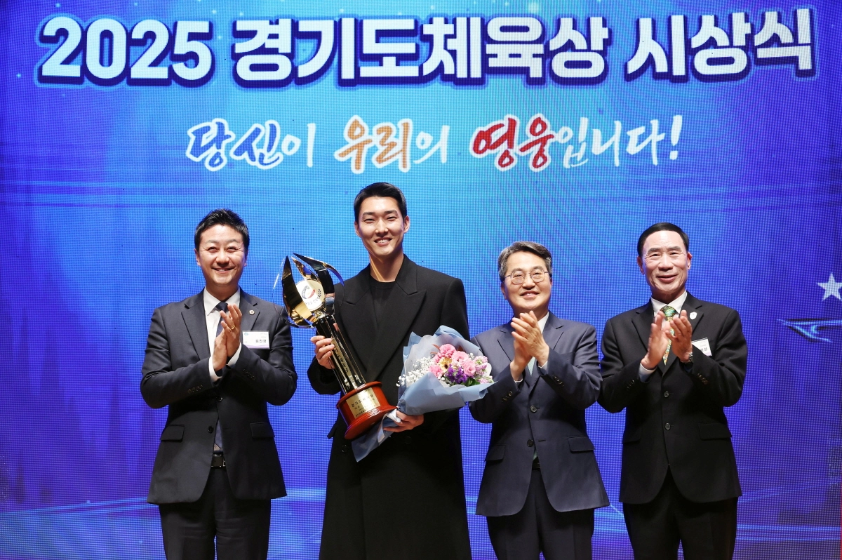 김진경 의장이 ‘2025 경기도체육상 시상식’에서 경기도체육대상을 받은 우상혁 선수와 김동연 경기도지사, 이원성 경기도체육회장과 함께 기념촬영을 하고 있다.(사진=경기도의회)