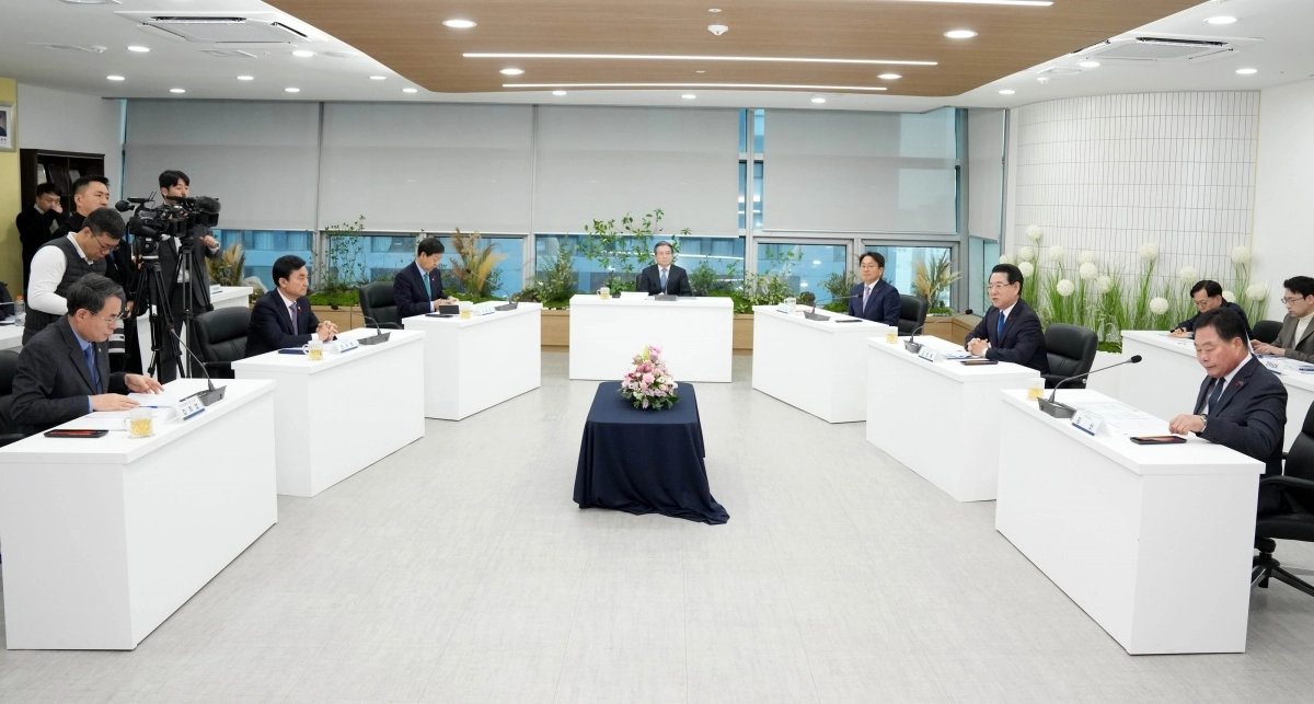 김영록 전라남도지사가 17일 광주에서 열린 ‘광주 군 공항 이전 6자 협의체’회의에서 인사말을 하고 있다.