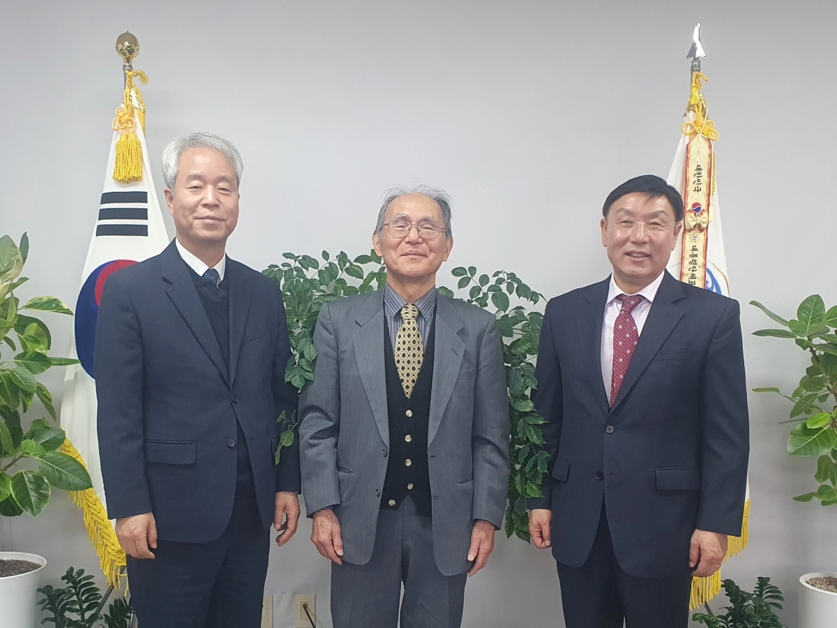 충남역사문화연구원은 일본인 수집가로부 한국문화유산 41점을 무상 기증 받았다. 사진 왼쪽부터 국외소재문화유산재단 곽창용 사무총장, 기증자 미야타 이즈미, 충남역사문화연구원 장기승 원장. 연구원 제공