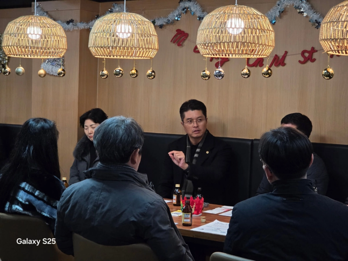 이재영 의원이 15일 부천시 중동사랑시장 상인회 회의실에서 열린 ‘중동사랑시장–배달특급 전통시장 입점 시범사업’ 추진을 위한 정책 간담회에 참석해 회의를 진행하고 있다.(사진=경기도의회)