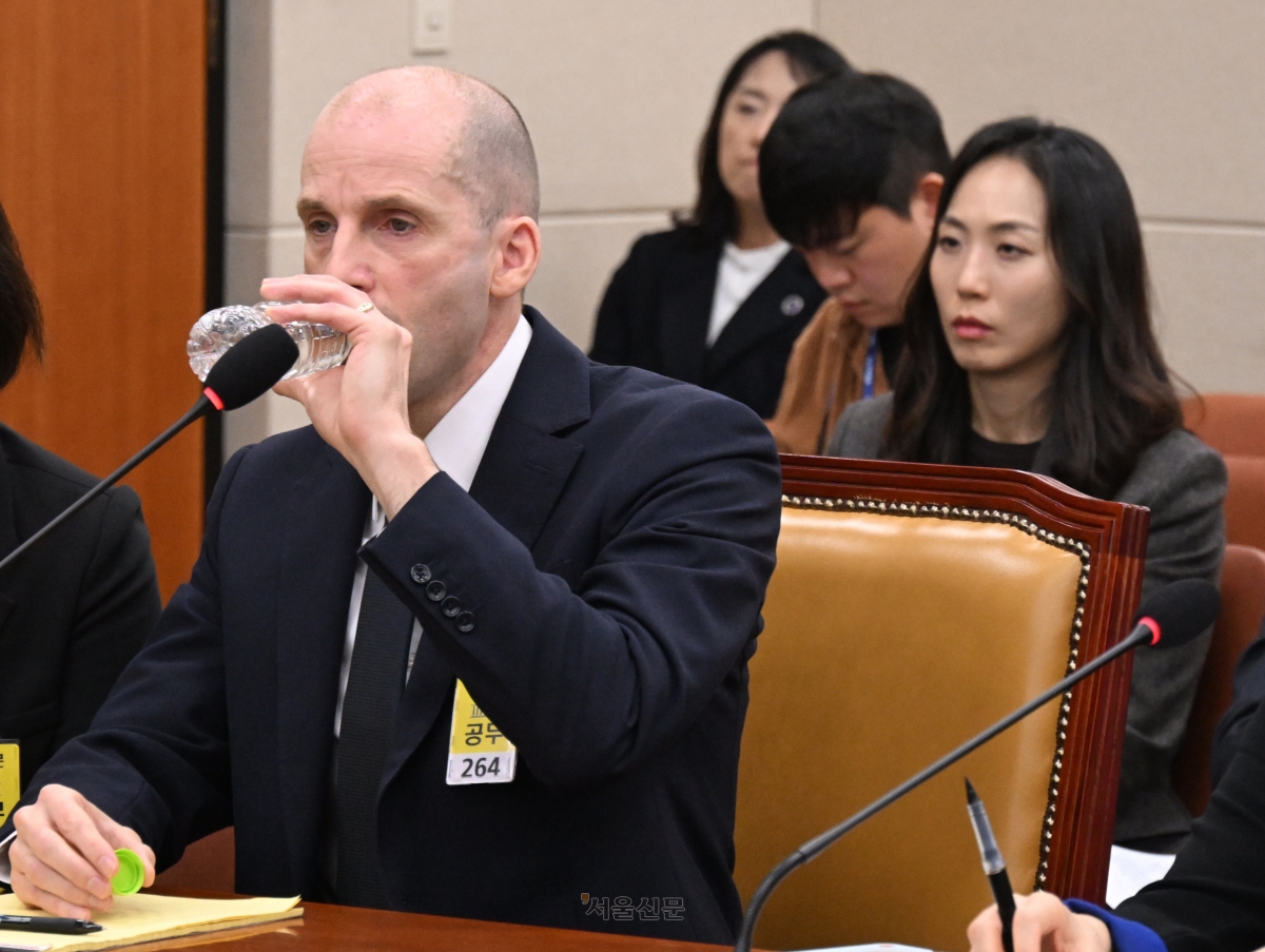 17일 서울 여의도 국회 과학기술정보방송통신위원회에서 열린 쿠팡 침해사고 관련 청문회에 출석한 해롤드 로저스 쿠팡 대표이사가 물을 마시고 있다. 2025.12.17. 안주영 전문기자