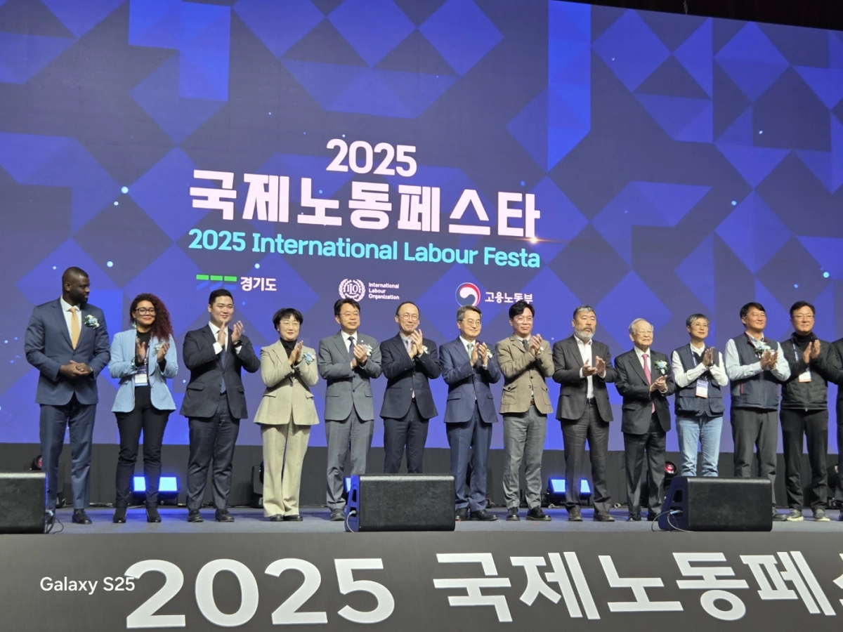 16일 킨텍스에서 열린 ‘2025 경기도-ILO-고용노동부 국제노동페스타’에 참석한 최민(왼쪽 세 번째) 의원이 내빈들과 기념촬영을 하고 있다. (사진=경기도의회)