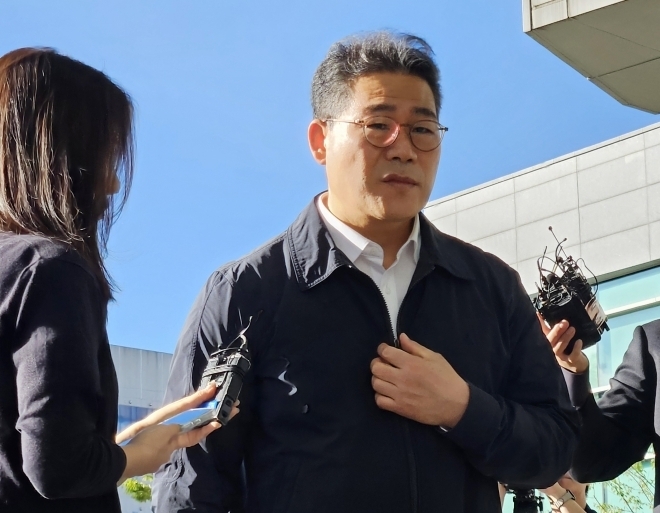 백해룡 경정이 지난 10월 16일 세관 마약 수사 외압 의혹 수사를 위해 서울동부지검에 처음 출근하는 모습. 연합뉴스