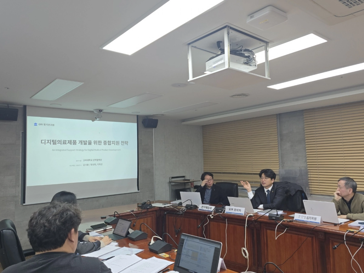 박상현 의원이 16일 경기연구원이 주관한 ‘디지털 의료제품 개발 기업의 종합 지원 방안 연구’ 성과보고회에 참석해 디지털 헬스케어 산업 육성 정책을 점검하고 있다.(사진=경기도의회)
