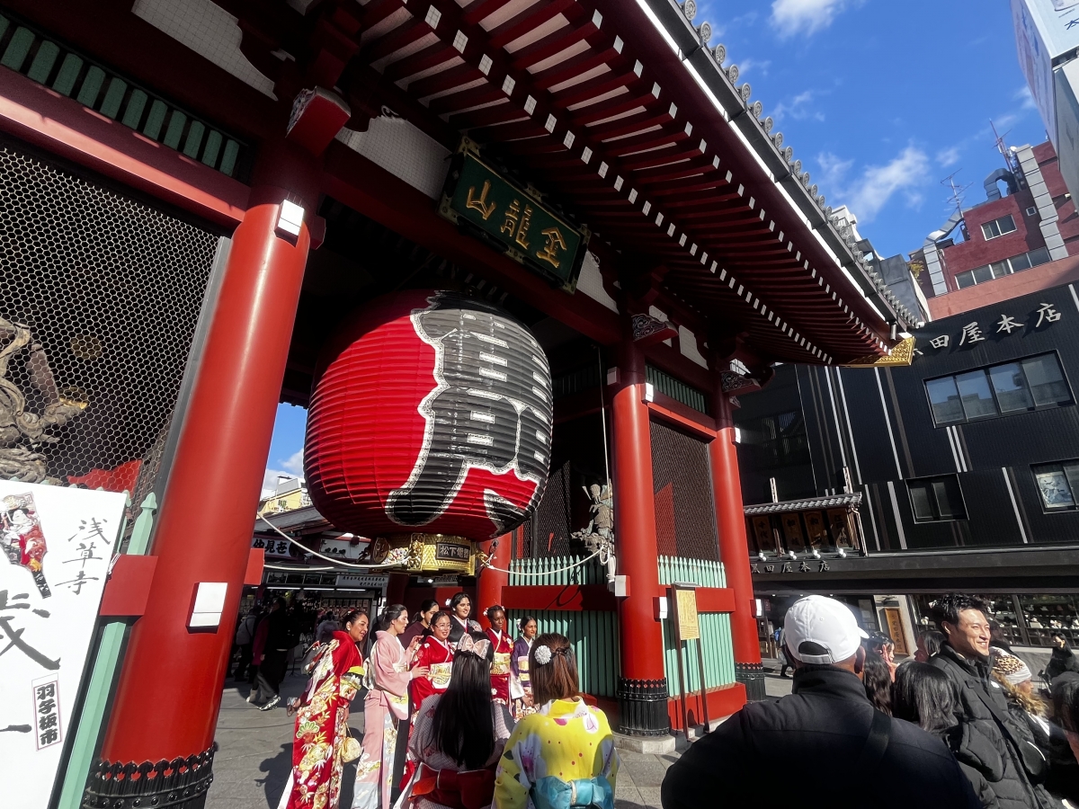 17일 일본 도쿄의 아사쿠사 센소지 입구에 위치한 붉은 등 ‘카미나리몬’을 배경으로 기모노를 입은 외국인 관광객들이 사진을 찍고 있다. 도쿄 명희진 특파원