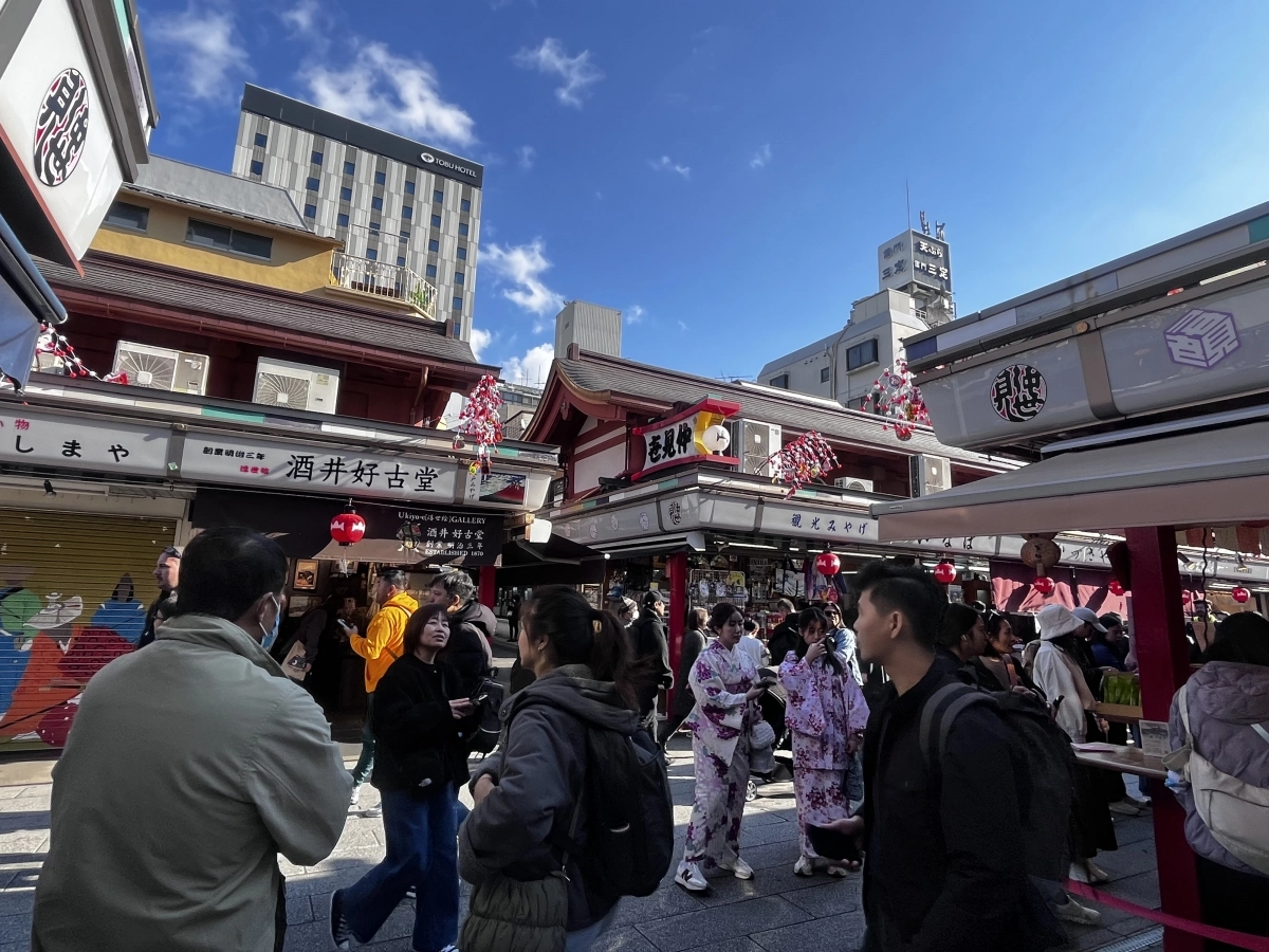 지난 17일 일본 도쿄의 아사쿠사 센소지 상가 거리를 찾은 외국인 관광객들이 쇼핑을 즐기고 있다. 도쿄 명희진 특파원