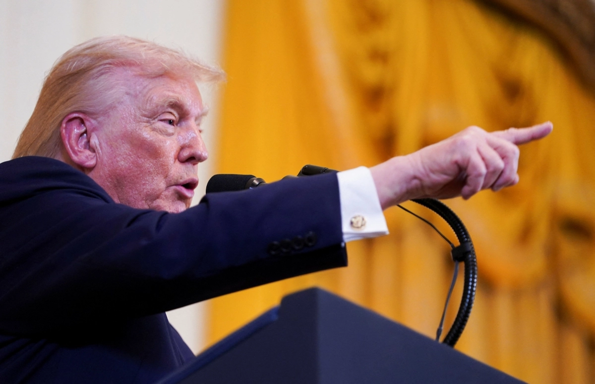 도널드 트럼프 미국 대통령이 16일(현지시간) 워싱턴 DC 백악관 이스트룸에서 열린 하누카 기념 행사에서 연설하며 손짓을 하고 있다. 워싱턴DC 로이터 연합뉴스