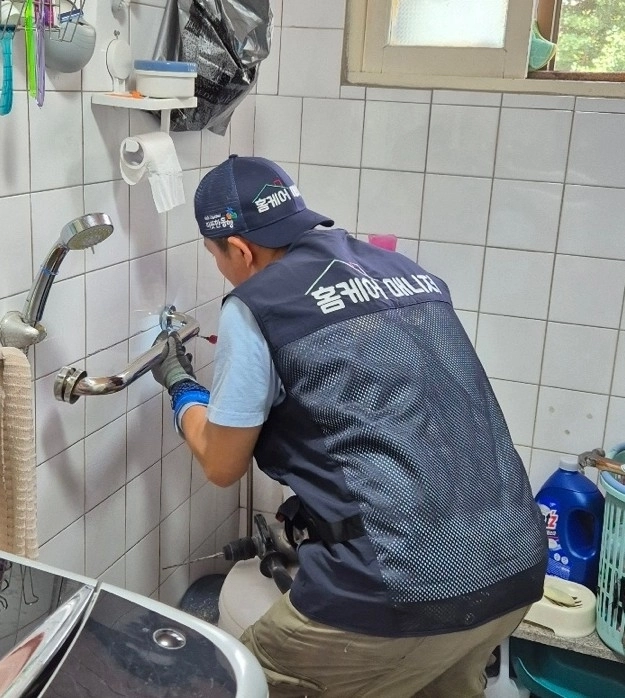 홈케어 매니저가 지원대상 어르신 가정을 방문해 간편 집수리와 상담을 진행 중인 모습. 성동구 제공