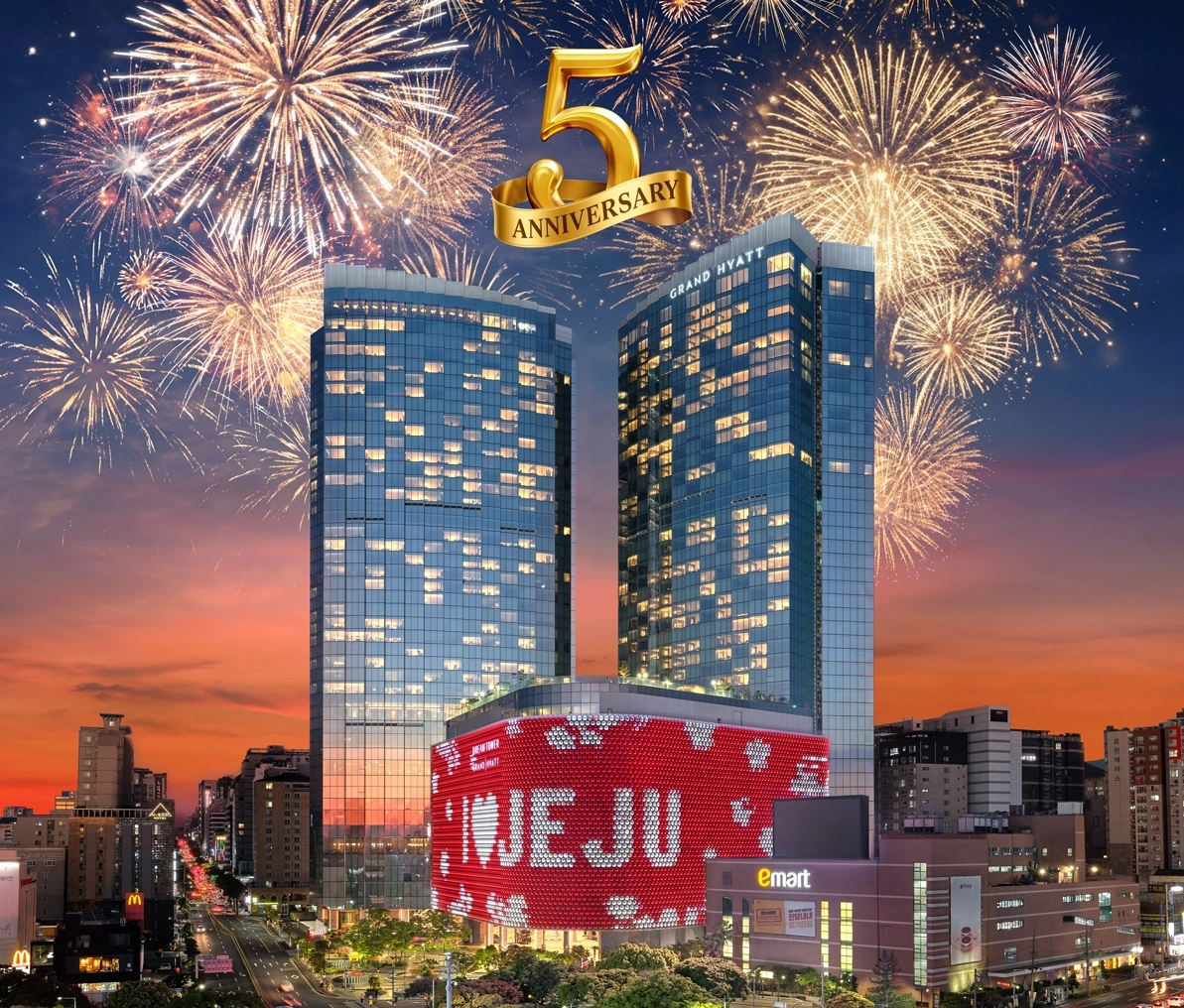 제주 드림타워 복합리조트가 개관 5주년을 맞아 역대 최대 규모의  제주 도민 초청 행사를 진행한다. 롯데관광개발 제공