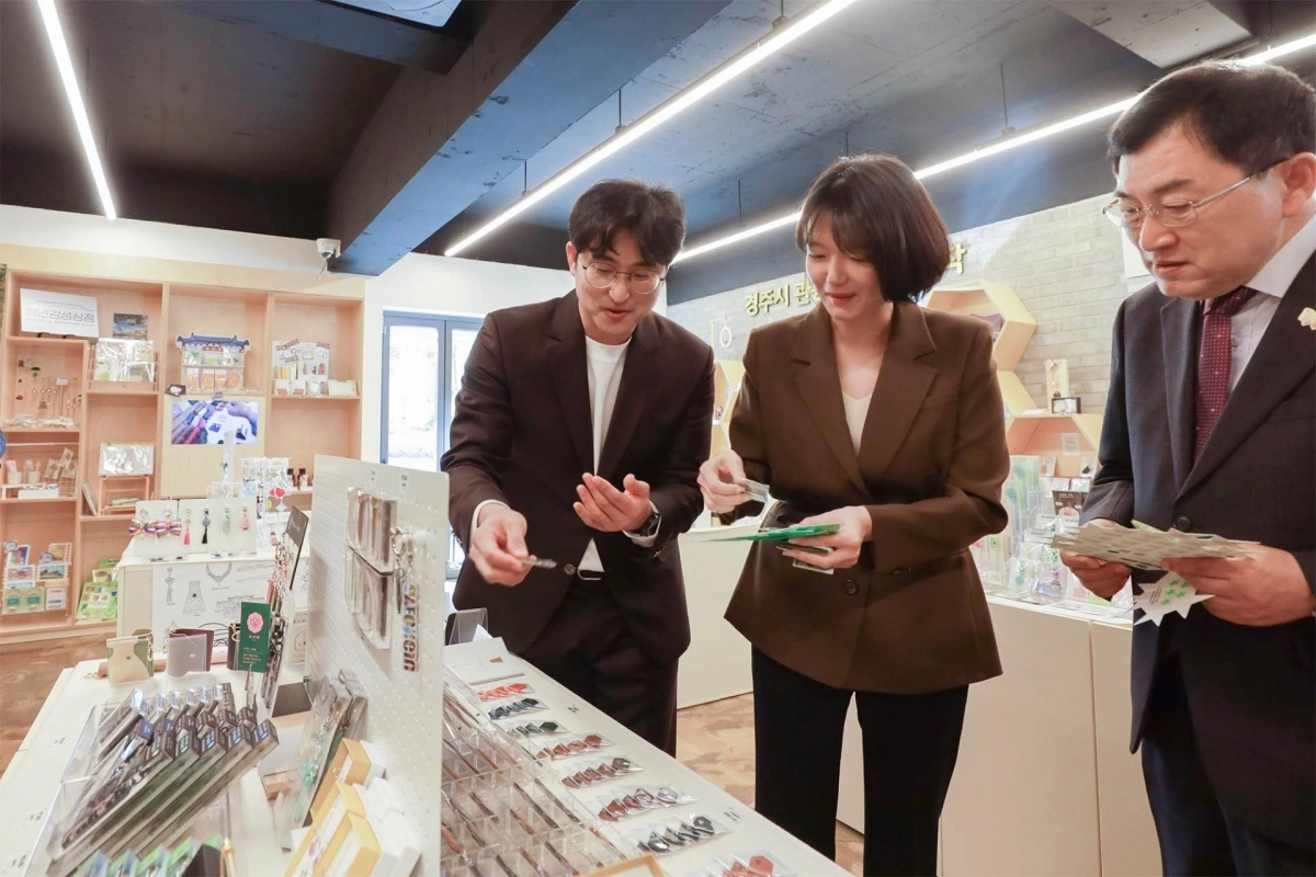 최수연(가운데) 네이버 대표가 ‘비로컬위크’ 캠페인 현장을 방문해 로컬 사업자와 함께 상품을 둘러보고 있다. 네이버 제공