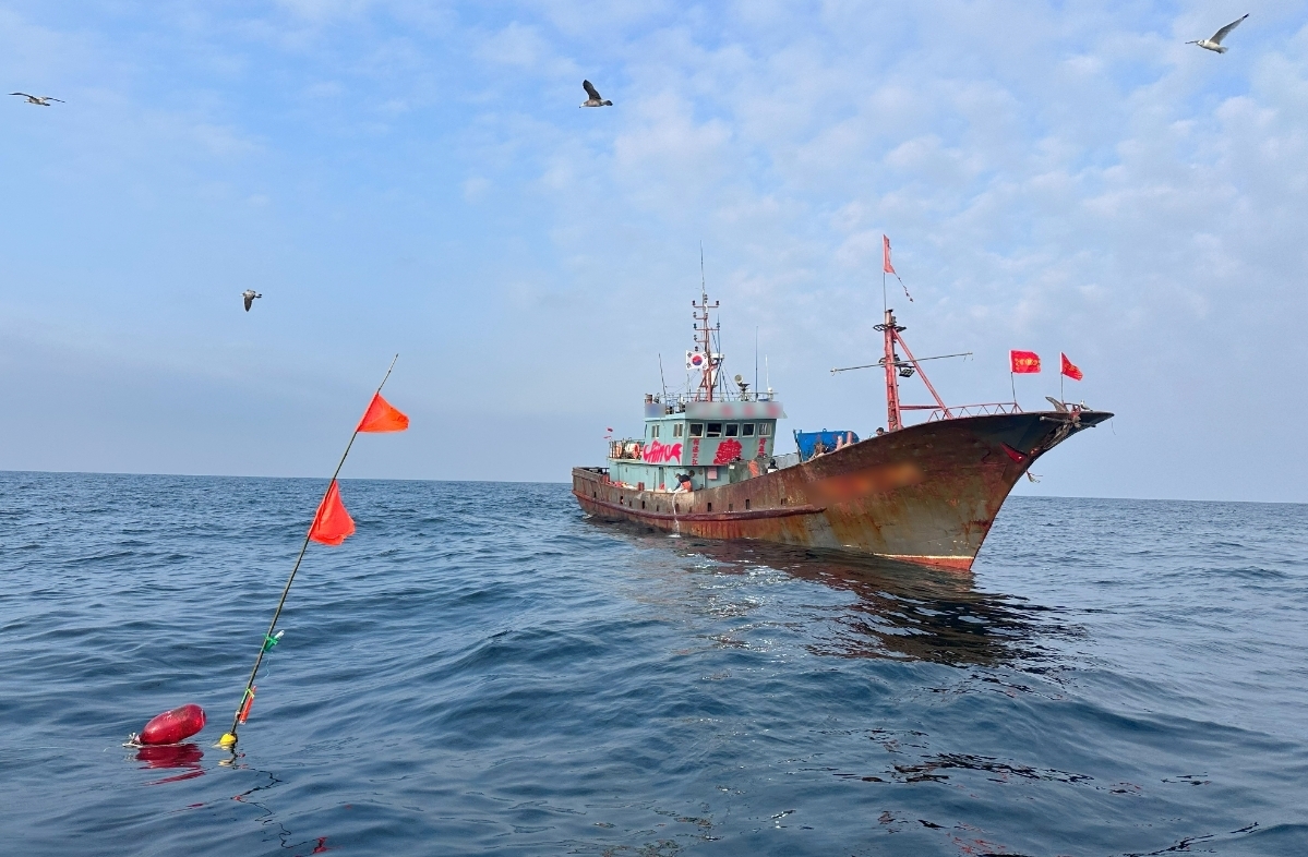목포해경은 16일 16시 10분쯤 전남 신안군 가거도 남서방 약 66km 떨어진 해상에서 경제수역어업주권법상 제한조건을 위반한 146톤급 중국어선을 나포했다. (목포해경 제공)