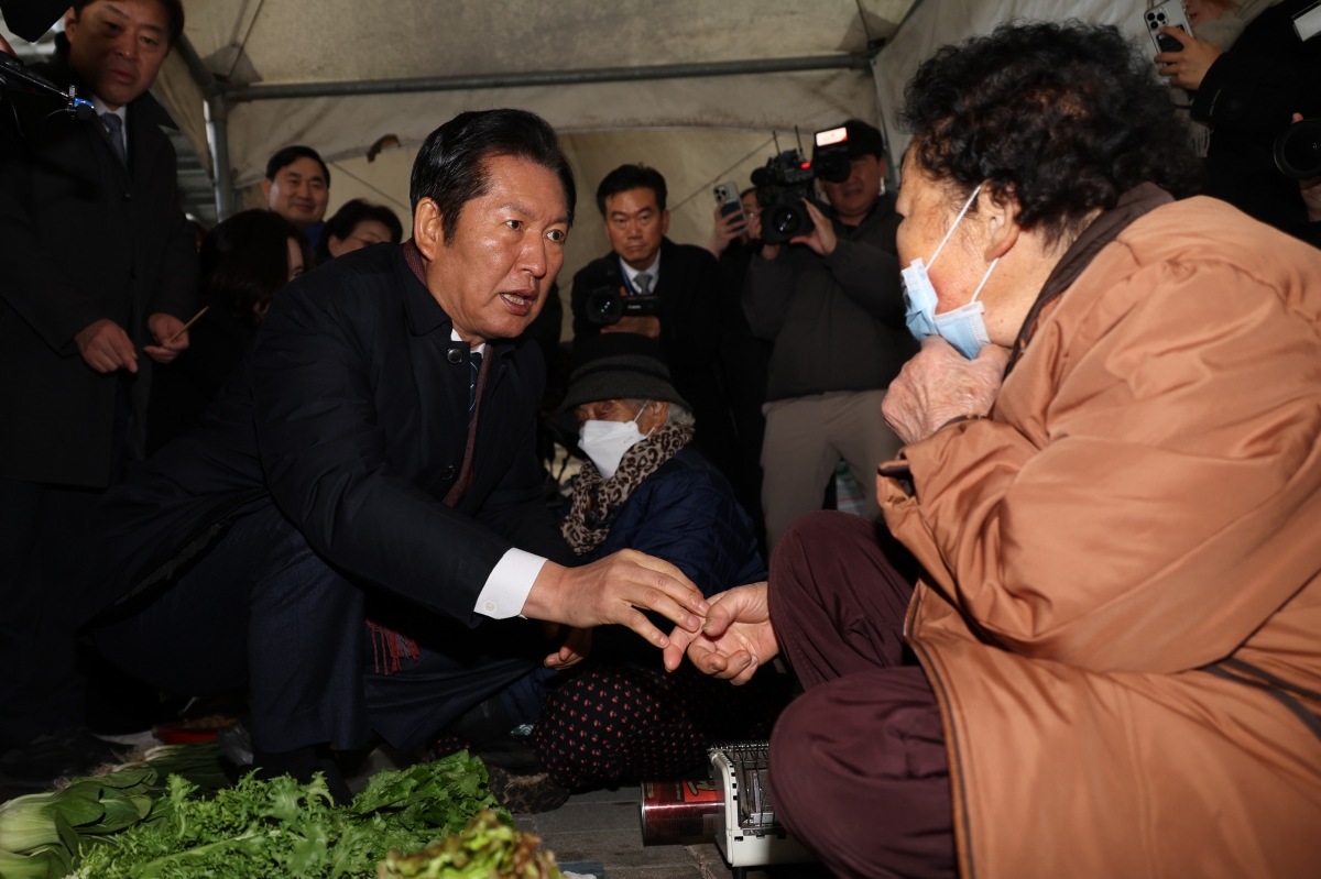 정청래 더불어민주당 대표, 강원 춘천풍물시장 상인과 인사