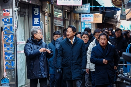 오세훈 서울시장이 지난 4일 종묘 경관 훼손 논란이 일고 있는 서울 종로구 세운재정비 촉진지구를 둘러보고 있다.   연합뉴스