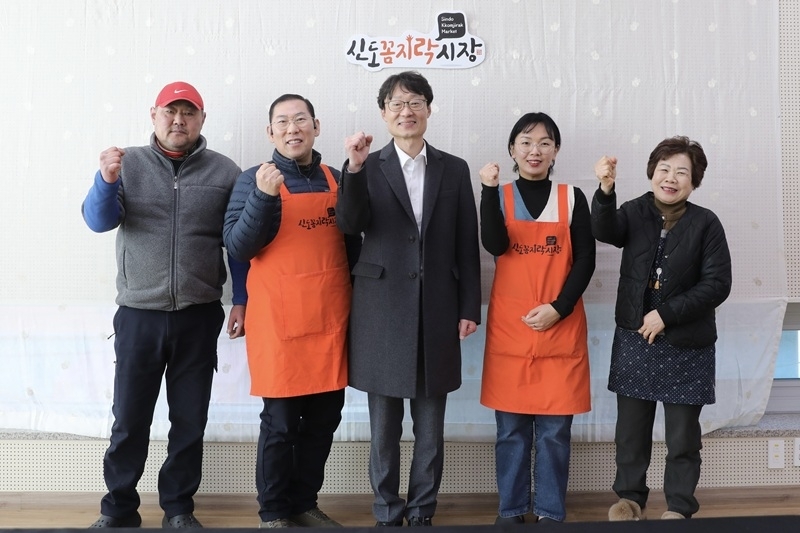 신도시장 상인회 대표들과 기념촬영하는 이명호 국가데이터처 차장