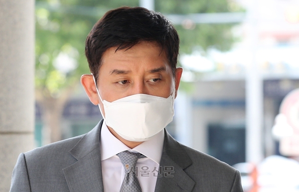 라임 사태의 핵심 인물로 지목된 김봉현 전 스타모빌리티 회장이 2021년 10월 5일 서울 양천구 서울남부지방법원에서 열린 검사 술접대 의혹 관련 첫 공판에 출석하고 있다. 도준석 기자