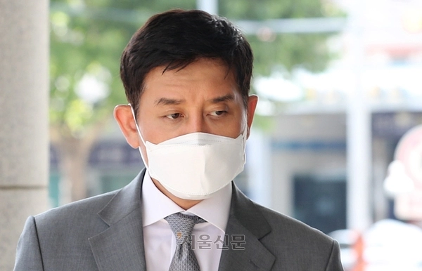 라임 사태의 핵심 인물로 지목된 김봉현 전 스타모빌리티 회장이 2021년 10월 5일 서울 양천구 서울남부지방법원에서 열린 검사 술접대 의혹 관련 첫 공판에 출석하고 있다. 도준석 기자