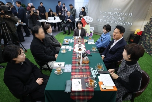 오세훈 서울시장이 17일 서울 관악구 성민종합사회복지관에서 열린 ‘외로움 없는 서울 1주년 기념 현장소통’ 기자간담회에서 인사말하고 있다.  연합뉴스