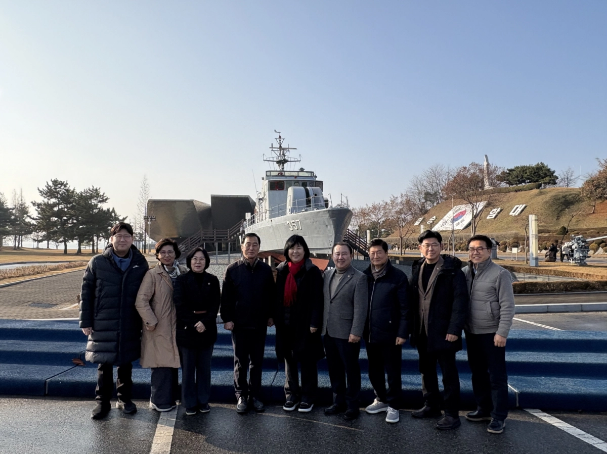 미래과학협력위원회 의원들이 서해수호관을 방문해 참수리호와 천안함을 견학하며, 서해수호 영웅들의 희생과 헌신을 기리고 국가안보의 중요성을 공유했다. (사진=경기도의회)