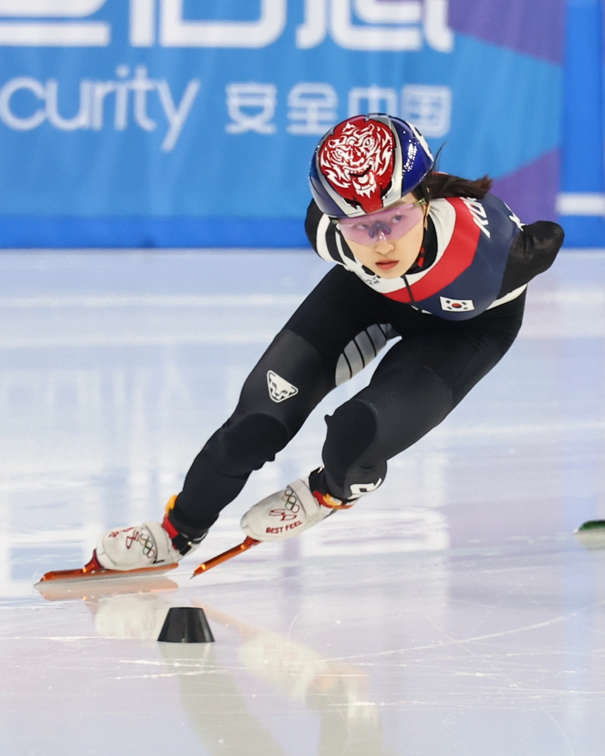 최민정이 지난 2월 중국 하얼빈에서 열린 동계아시안게임 쇼트트랙 여자 1000m 결승에서 경기하는 모습. 최민정은 이 경기에서 금메달을 차지했다. 하얼빈 연합뉴스