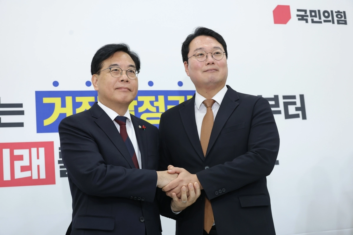 송언석(왼쪽) 국민의힘 원내대표와 천하람 개혁신당 원내대표가 17일 국회에서 ‘통일교 게이트’ 특별검사 추진을 위해 만나 악수하고 있다. 연합뉴스