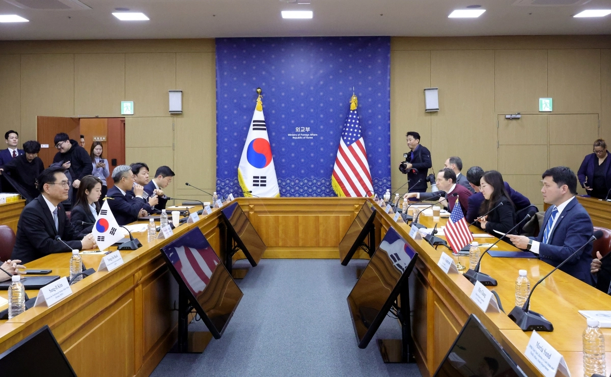 정연두(맨 왼쪽) 외교부 외교전략정보본부장이 지난해 12월 16일 지금은 미국으로 떠난 당시 케빈 김(맨 오른쪽) 주한 미국대사대리와 서울 외교부 청사에서 10·29 한미 정상회담을 계기로 합의한 한미 조인트 팩트시트(공동설명자료)와 관련한 후속 협의를 하고 있다. 연합뉴스